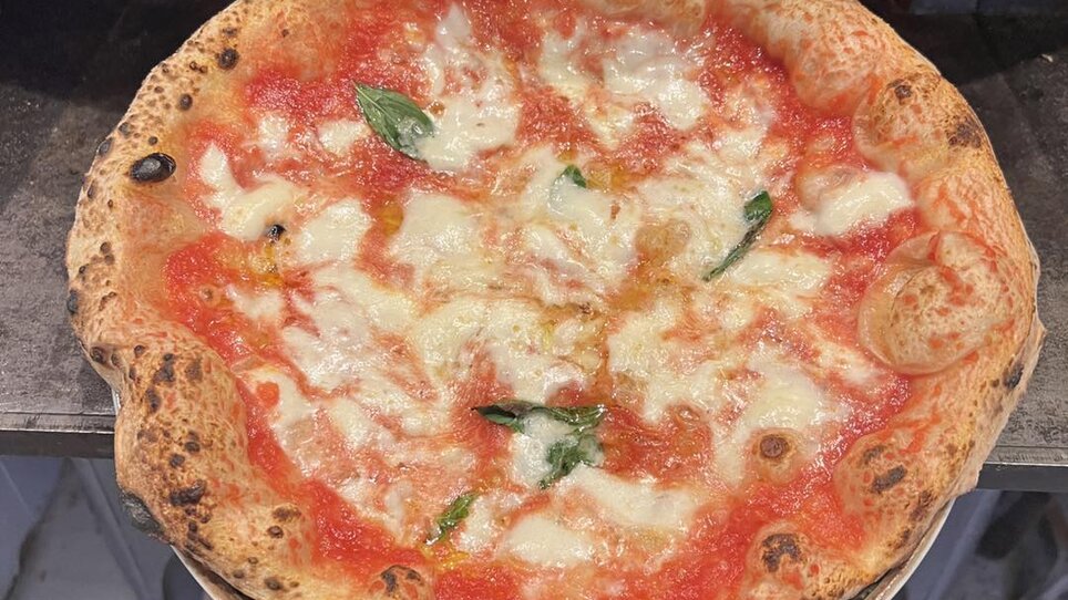 Freshly baked pizza with mozzarella and basil. | © O Sole e Napule