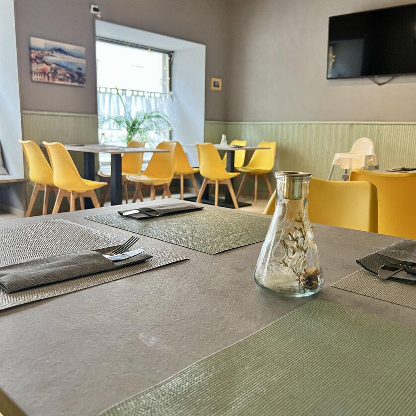 Ristorante elegante con sedie gialle e decorazioni moderne. | © O Sole e Napule