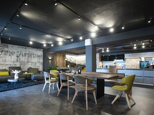 Modern interior with dining area and kitchen in Graz. | © PUR - die Kochschule Graz