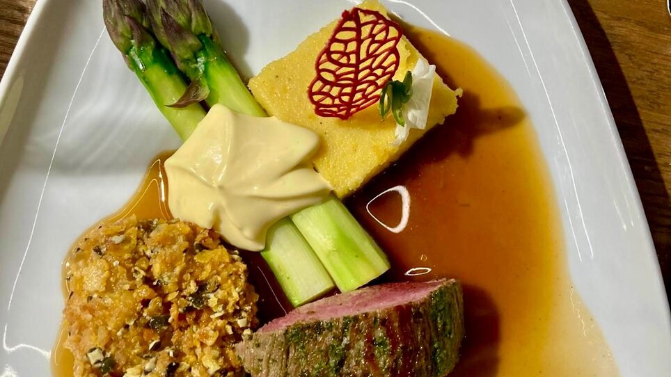 Un piatto delizioso con carne, verdure e salsa. | © PUR - die Kochschule Graz