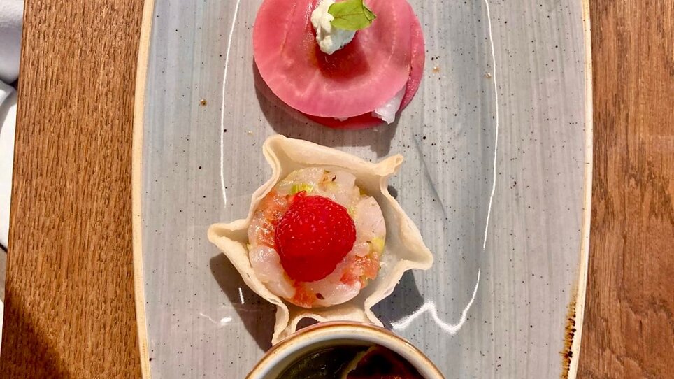 Un piatto artisticamente disposto con diversi antipasti. | © PUR - die Kochschule Graz