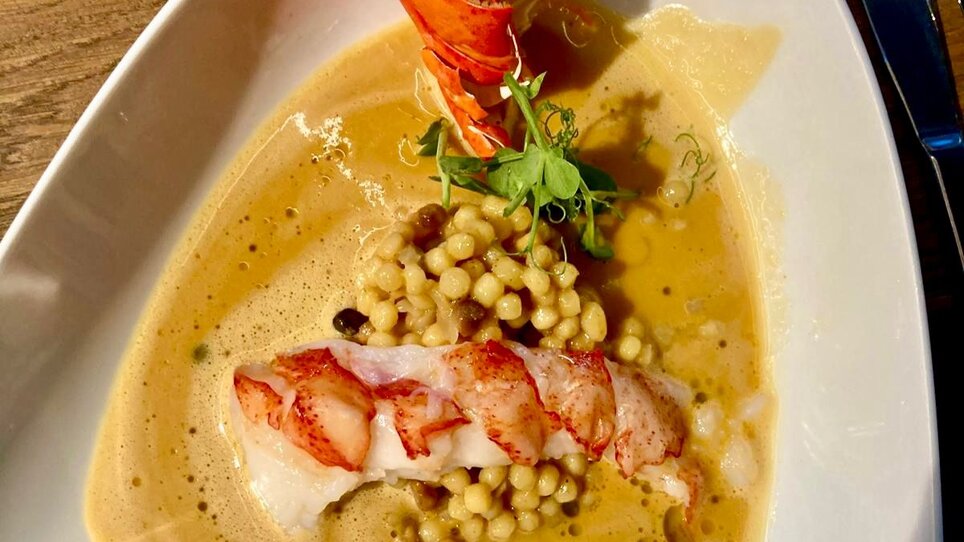 Piatto gourmet con aragosta in una salsa fine e pasta perla. | © PUR - die Kochschule Graz