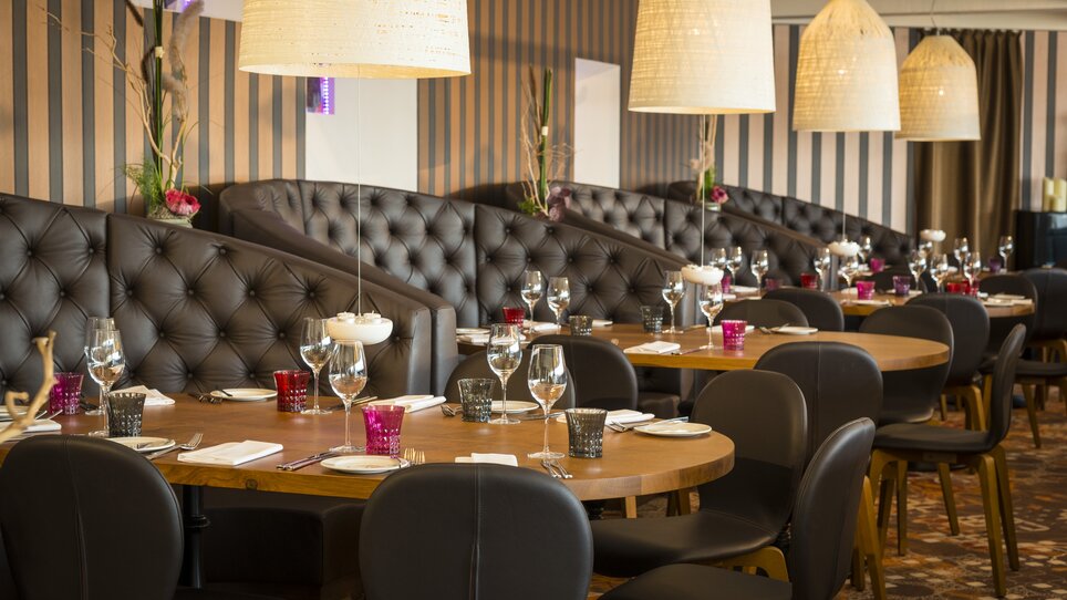 Elegantes Restaurant mit stilvollen Tischen und gemütlicher Atmosphäre. | © Restaurant Schlossberg - Werner Krug