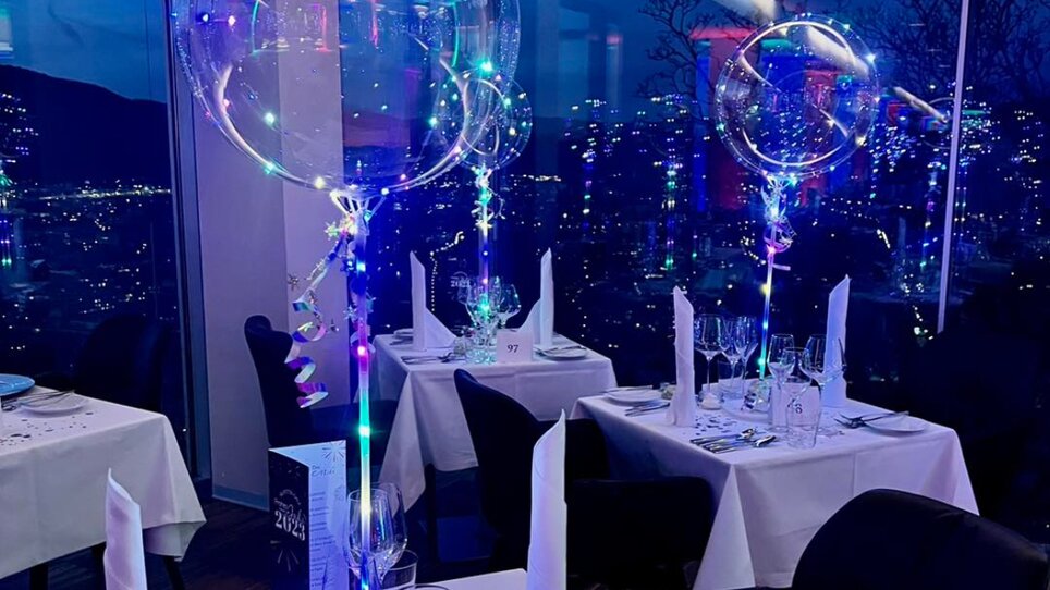 Elegante Tische mit beleuchteten Luftballons im SCHLOSSBERG-Restaurant. | © Grossauer 