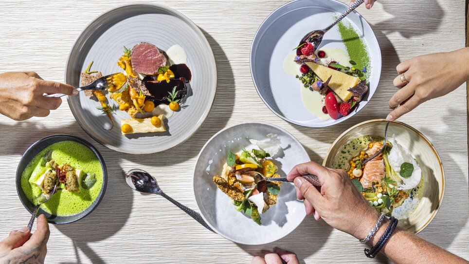 Ein Tisch mit verschiedenen Speisen und mehreren Gabeln. | © Werner Krug