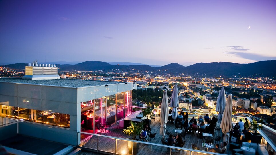 Blick vom Restaurant SCHLOSSBERG auf Graz bei Dämmerung. | © Schlossberg - Werner Krug