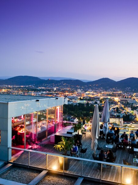 Blick vom Restaurant SCHLOSSBERG auf Graz bei Dämmerung. | © Schlossberg - Werner Krug