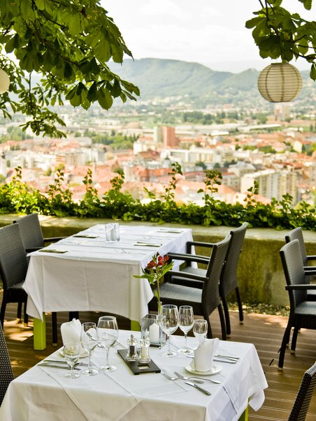 Cozy restaurant area with a view of Graz. | © Schlossberg Restaurant - Werner Krug