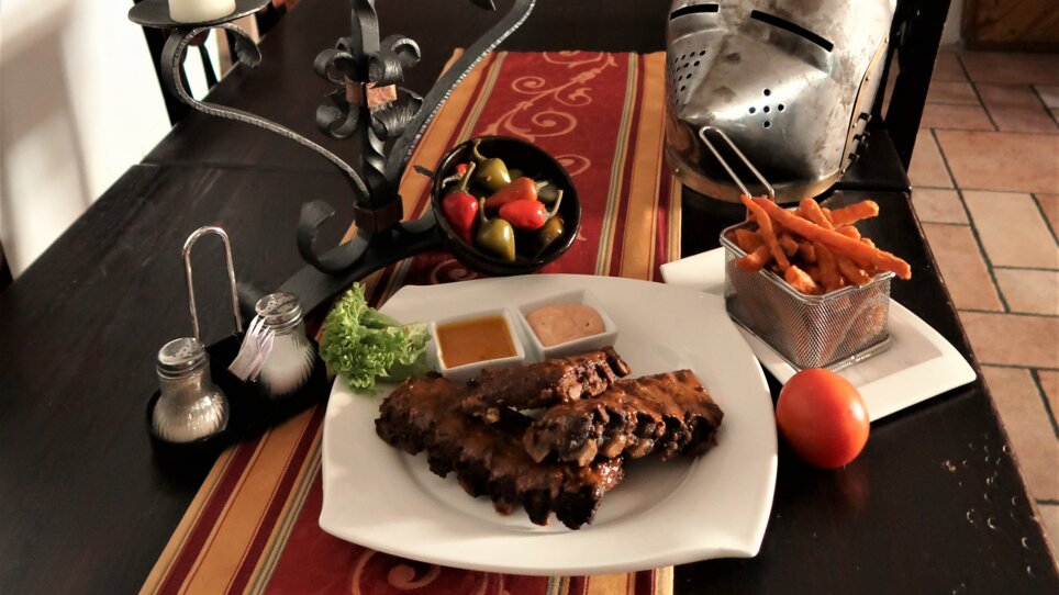 Tisch mit herzhaftem Essen in einem rustikalen Restaurant.