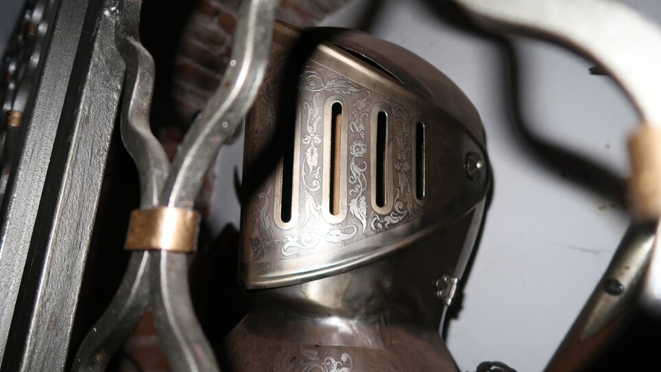 Ein detailierter Blick auf einen kunstvoll verzierten Ritterhelm.