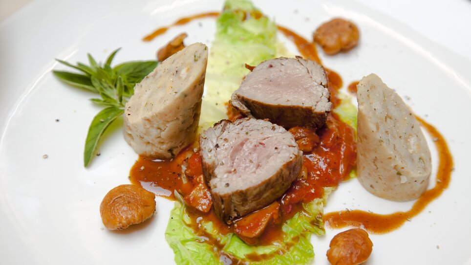 Un piatto ben presentato con carne, salsa e verdure. | © Gasthaus Stainzerbauer