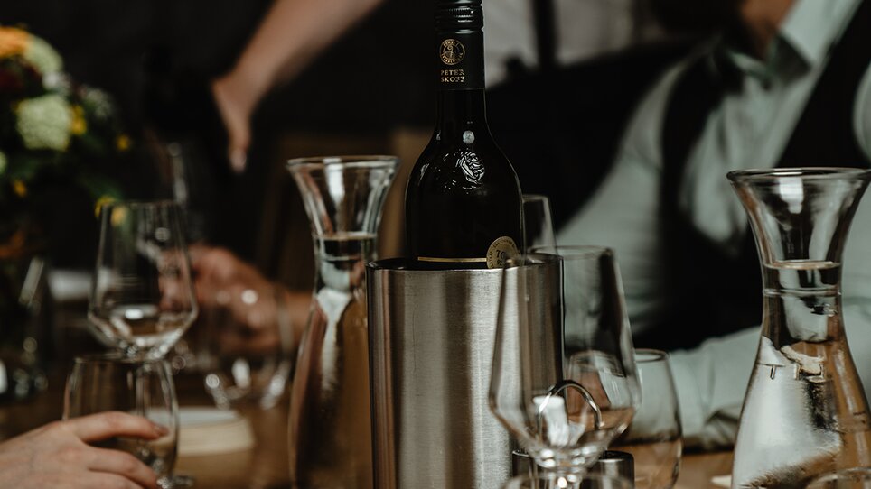 Table setting with glassware and wine bottle at Wirtshaus Thorbauer. | © Julian Wallner