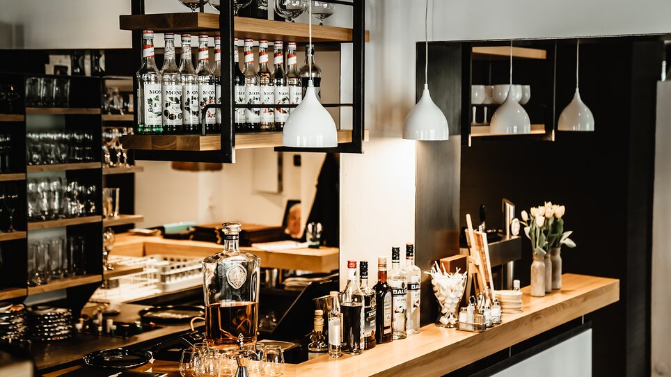 Bar area in Wirtshaus Thorbauer with various beverages. | © Julian Wallner