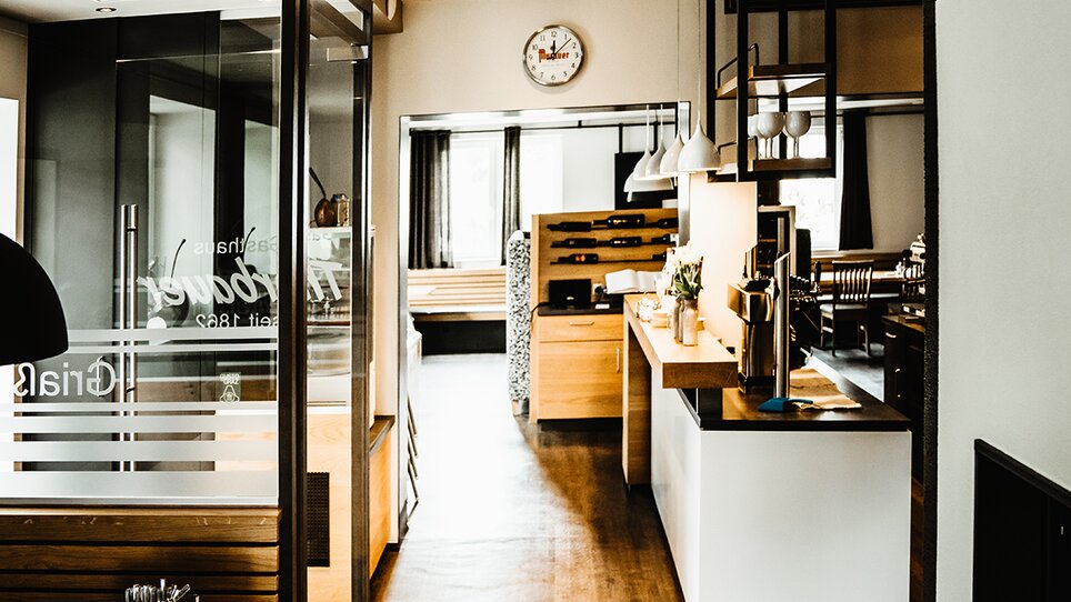 Modern tavern with wood and glass elements, cozy ambiance. | © Julian Wallner