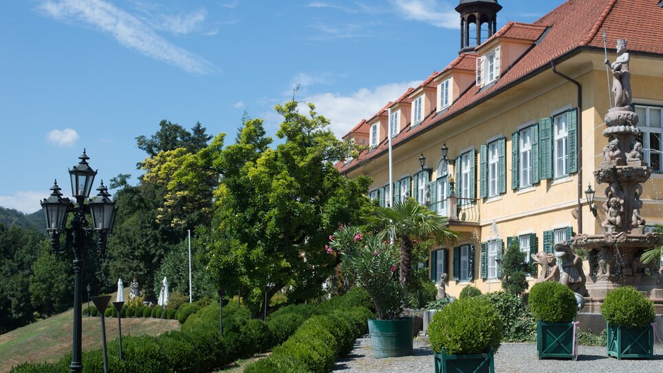 Un bel giardino con un castello storico sullo sfondo. | © Ladies & Lord