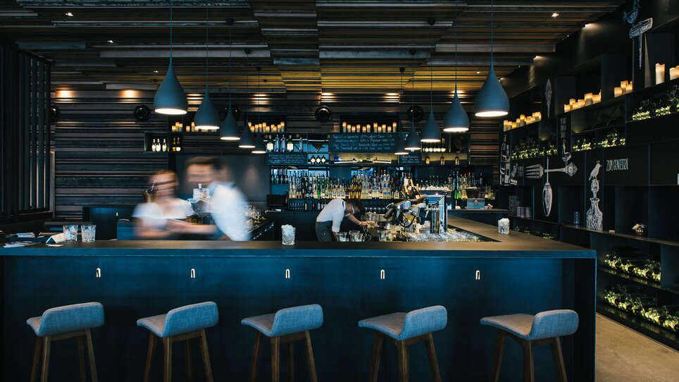 Moderne Bar in Graz mit stilvollem Holzdesign und Drinks. | © aiola - Joel Kernasenko