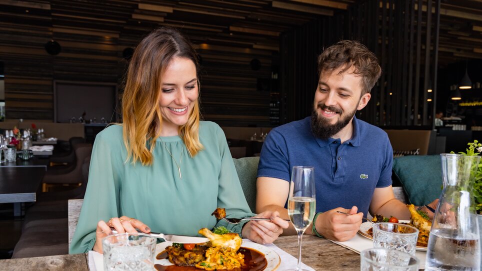 Paar genießt ein köstliches Essen in einem stilvollen Restaurant. | © Graz Tourismus - Werner Krug