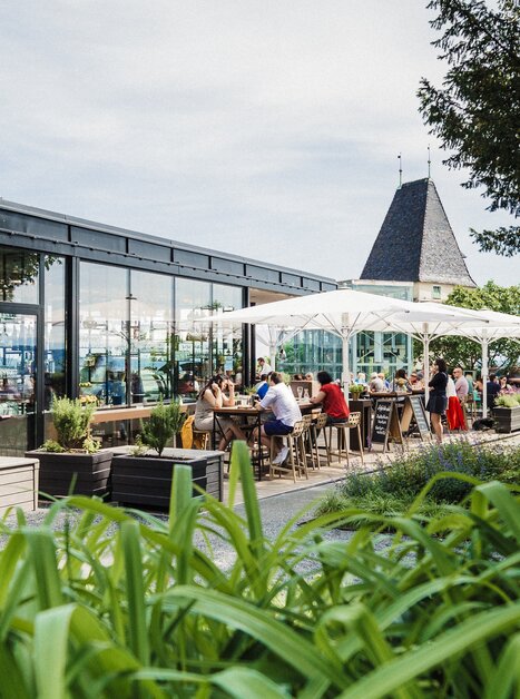 Blick auf das Restaurant aiola upstairs mit Terrasse in Graz. | © aiola