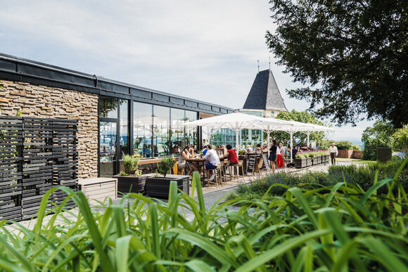 View of the aiola upstairs restaurant with terrace in Graz. | © aiola