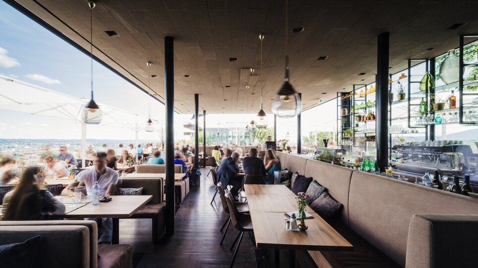 Interno di ristorante moderno a Graz con vista bella. | © aiola
