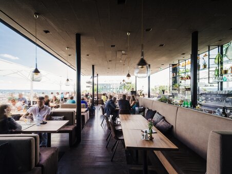 Modern restaurant interior in Graz with beautiful views. | © aiola