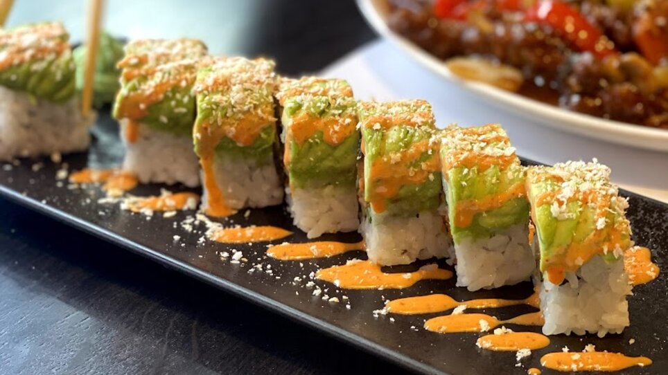 Delizioso sushi su un piatto nero con salse. | © Akakiko