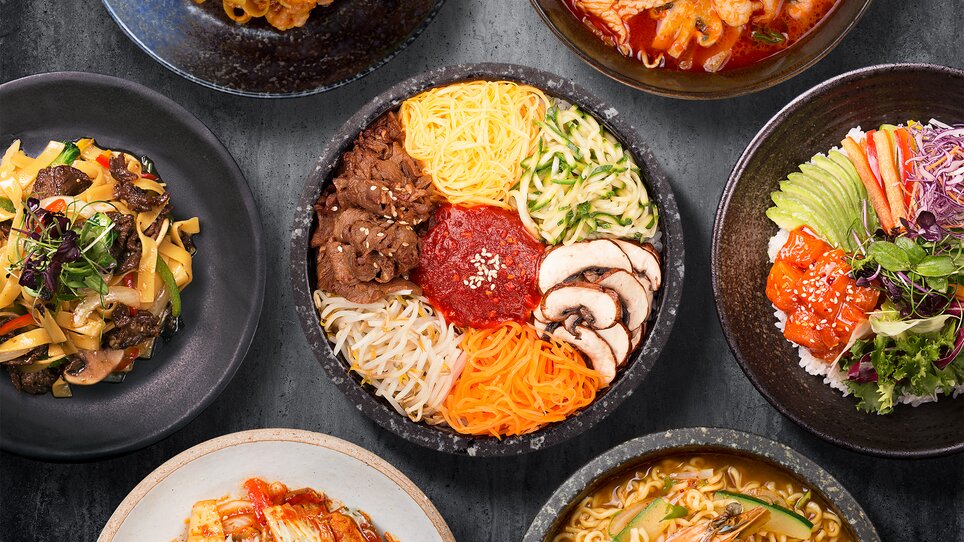 Varie pietanze asiatiche servite in eleganti ciotole, ben presentate. | © Akakiko