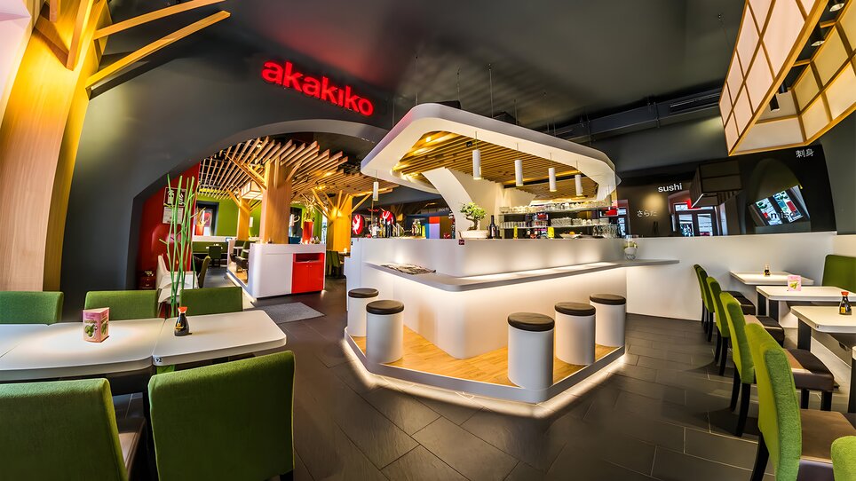 Ristorante Akakiko elegante con arredamento moderno e bar. | © Akakiko
