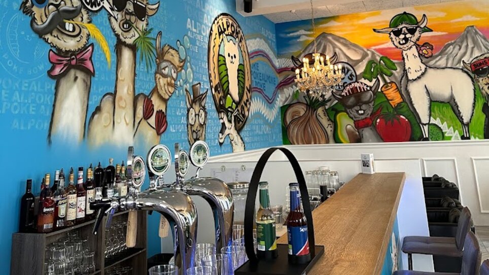 Murales colorati di alpaca in un bar all'Alpoke di Graz. | © Alpoke - K. van Kerken