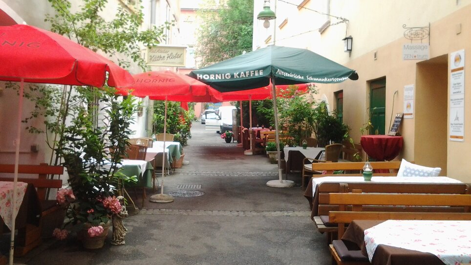Posti a sedere e ombrelloni nel giardino del ristorante “Altsteirische Schmankerlstube” di Graz. | © Altsteirische Schmankerstube
