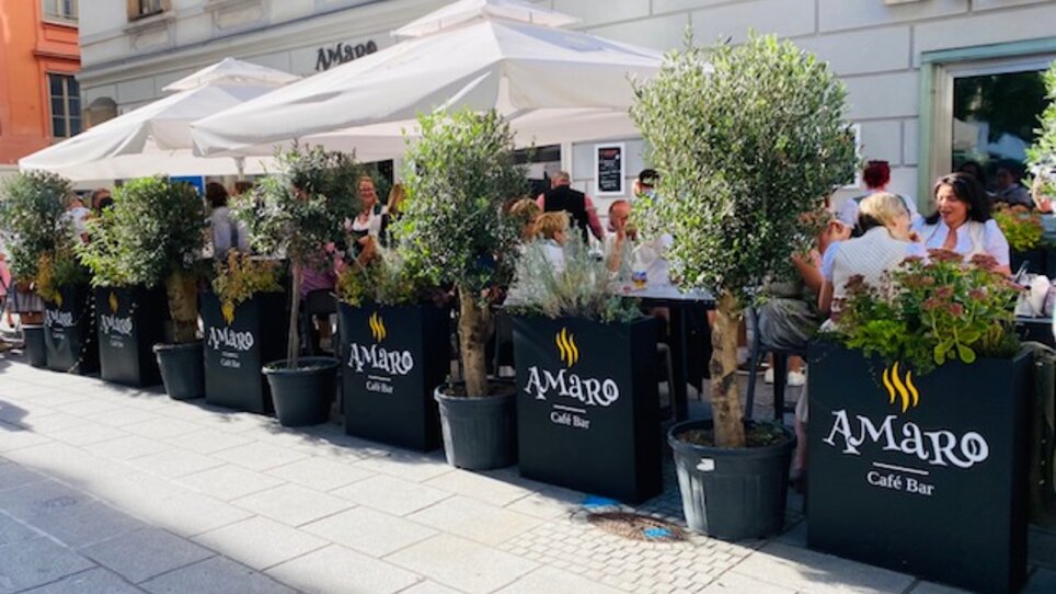 Cozy café with plants and umbrellas in Graz. | © Amaro