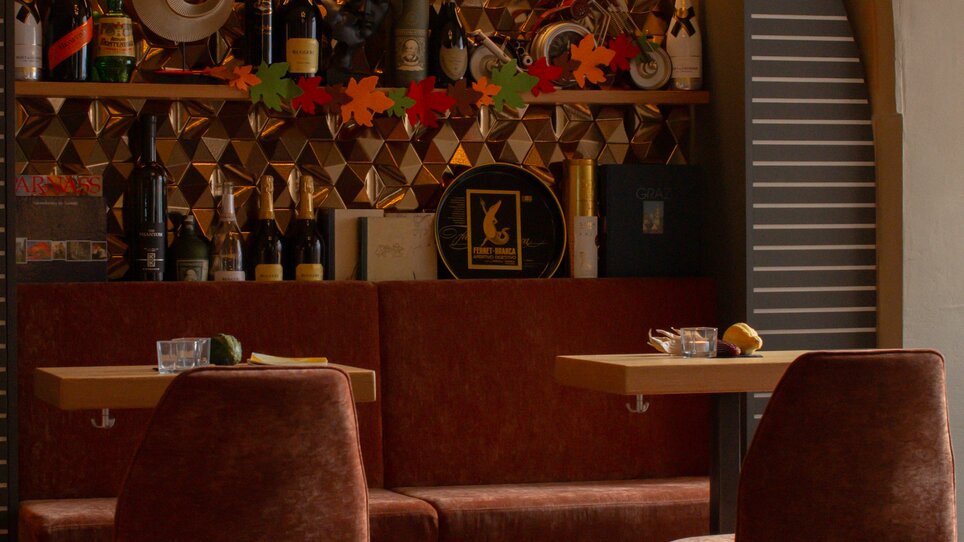 Cozy café bar with stylish interior and drink selection. | © Amaro