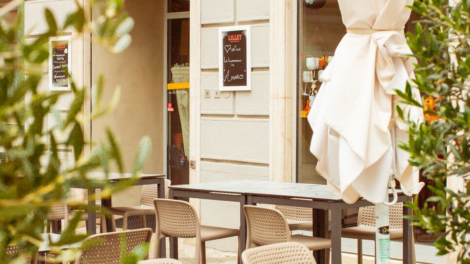 Terrace of Café Bar Amaro in Graz with tables and chairs. | © Amaro