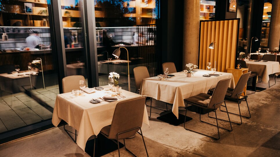 Interno del ristorante moderno con tavoli apparecchiati. | © Gasser Benjamin