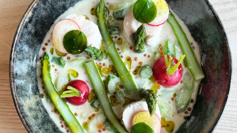 Piatto creativo con verdure fresche e salsa in una ciotola.