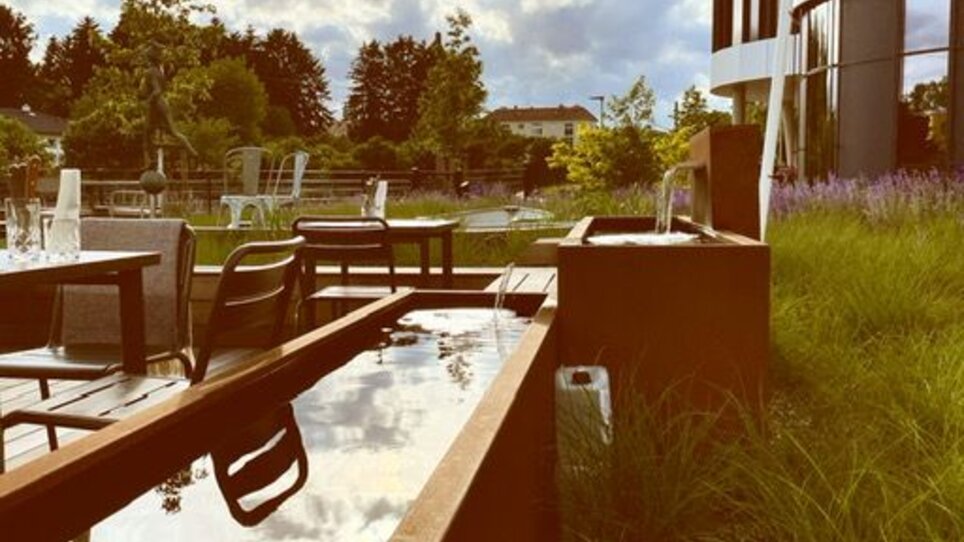 Bellissima area esterna con bacino d'acqua e panchine a Graz.