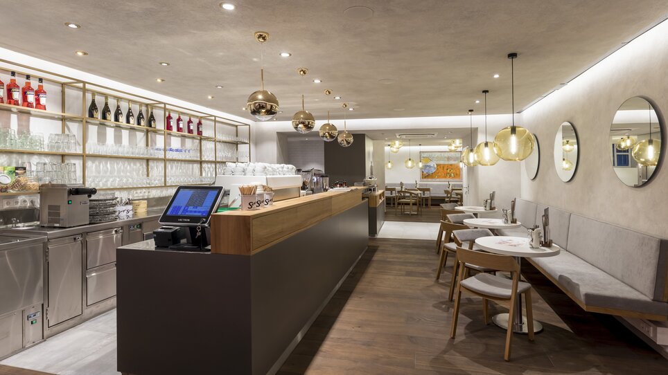 Ein modernes Café mit eleganter Einrichtung und Bar. | © Werner Krug
