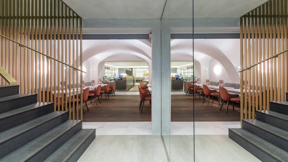 Modernes Restaurantinterieur mit Sitzplätzen und Restaurantbereich. | © Werner Krug