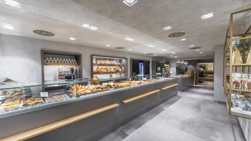 Moderne Bäckerei mit Auswahl an Gebäck und Brot. | © Werner Krug