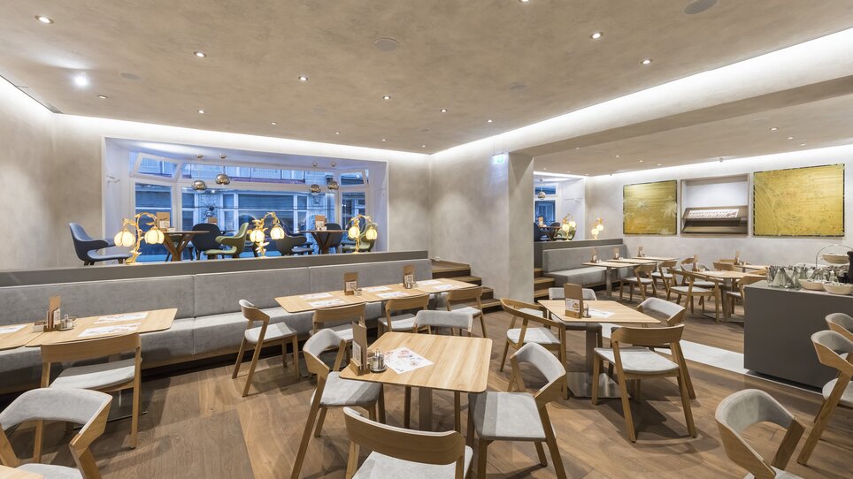 Moderne Bäckerei mit Holz-Tischen und eleganter Dekoration in Graz. | © Werner Krug