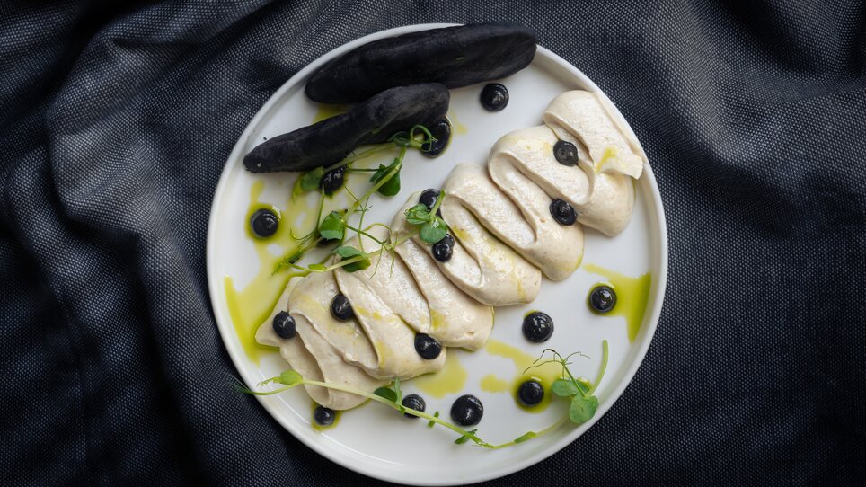 Ein kunstvoll angerichteter Teller mit Mousse, Blaubeeren und Gemüse. | © Muamer Gazibegovic