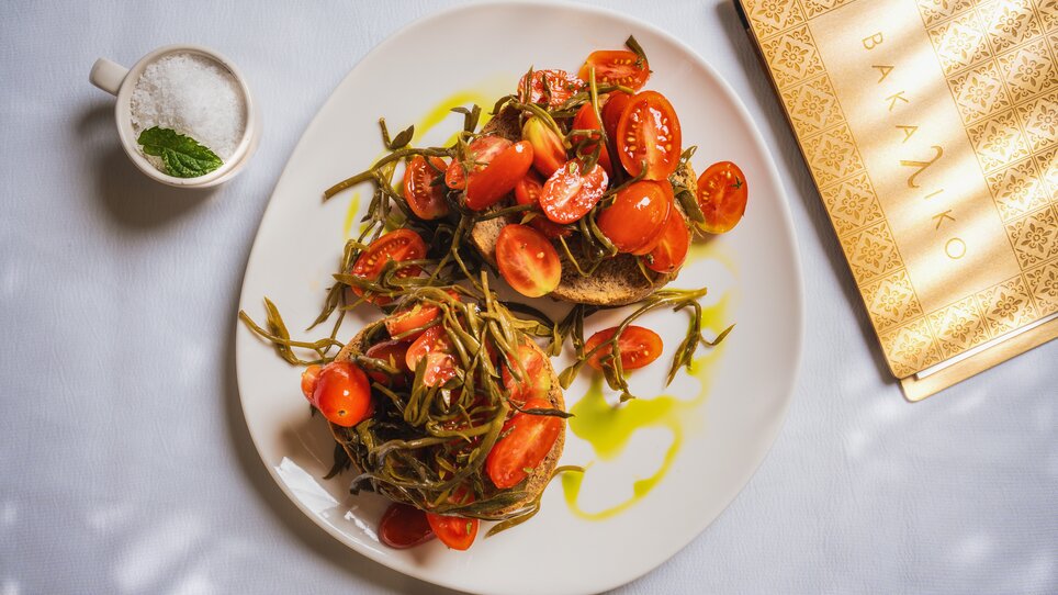 Ein Teller mit frischen Tomaten, Kräutern und Brot, daneben eine Tasse mit Salz. | © Muamer Gazibegovic 1)