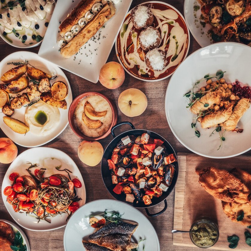 Un'ampia gamma di piatti a Graz, tra cui verdure grigliate e dessert. | © Muamer Gazibegovic