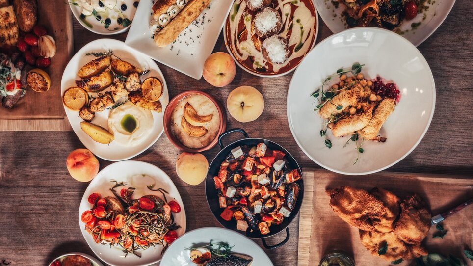 Ein vielfältiges Angebot an Speisen in Graz, darunter gegrilltes Gemüse und Desserts. | © Muamer Gazibegovic