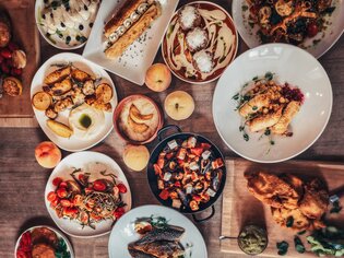 Un'ampia gamma di piatti a Graz, tra cui verdure grigliate e dessert. | © Muamer Gazibegovic