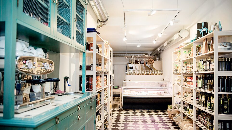 Ein Blick in das Bakaliko mit Regalen voller Lebensmittel und einer Kaffeemaschine. | © Bakaliko