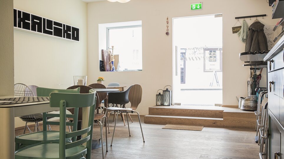 Innenansicht von Bakaliko mit Tischen und Fenster. | © Bakaliko