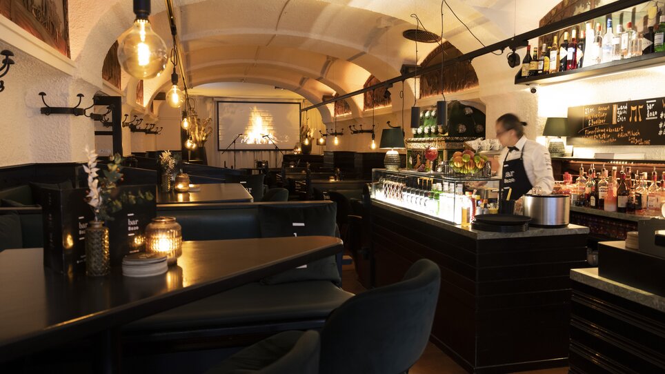 Bar accogliente con vista sul bancone e area salotto. | © Magdalena Bereźnicka