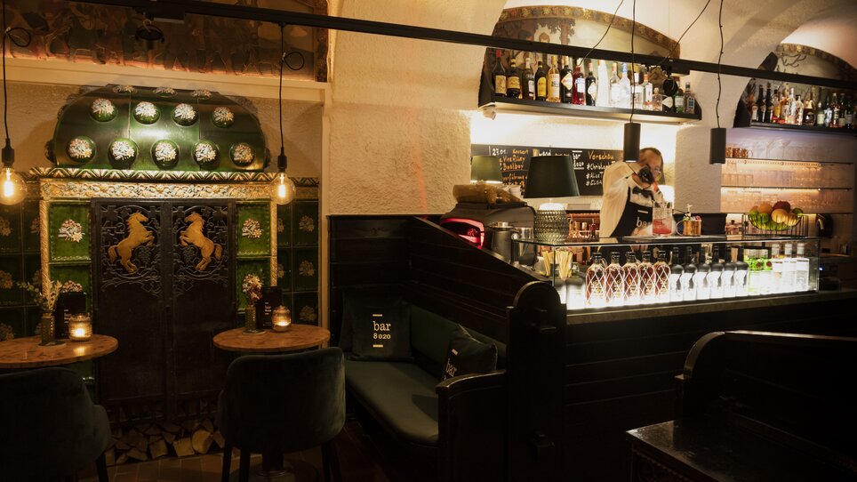 Bar accogliente con interni decorativi, aree salotto e bartender. | © Magdalena Bereźnicka