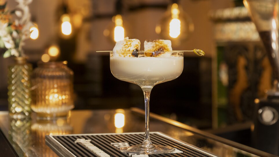 Un elegante cocktail in un bicchiere raffinato con marshmallow caramellati. | © Magdalena Bereźnicka